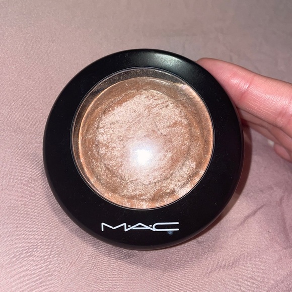 MAC Soft and Gentle Mineralize Skinfinish Highlighter - Picture 3 of 4